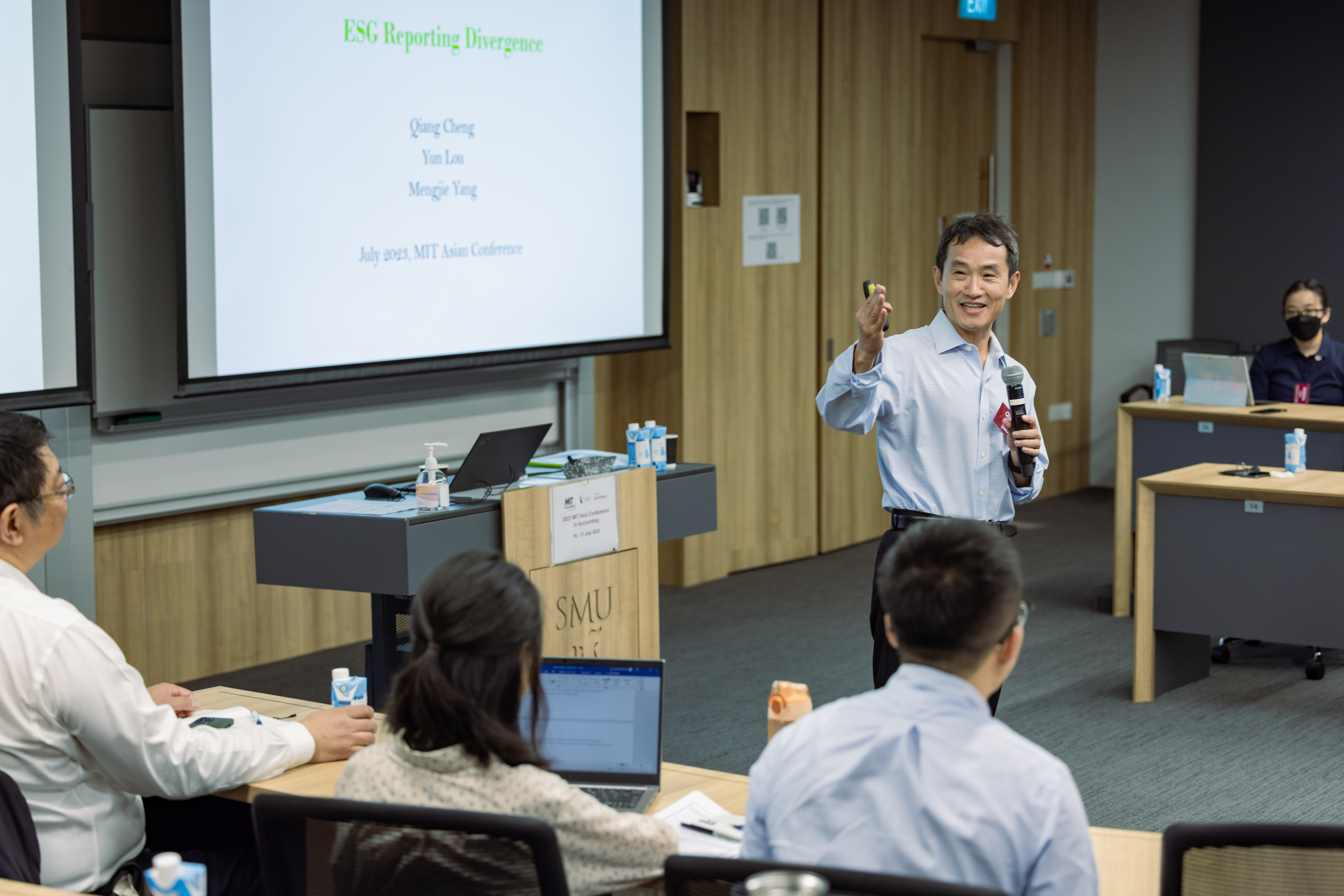 Prof Cheng Qiang presenting on the topic of ESG reporting divergence and its consequences