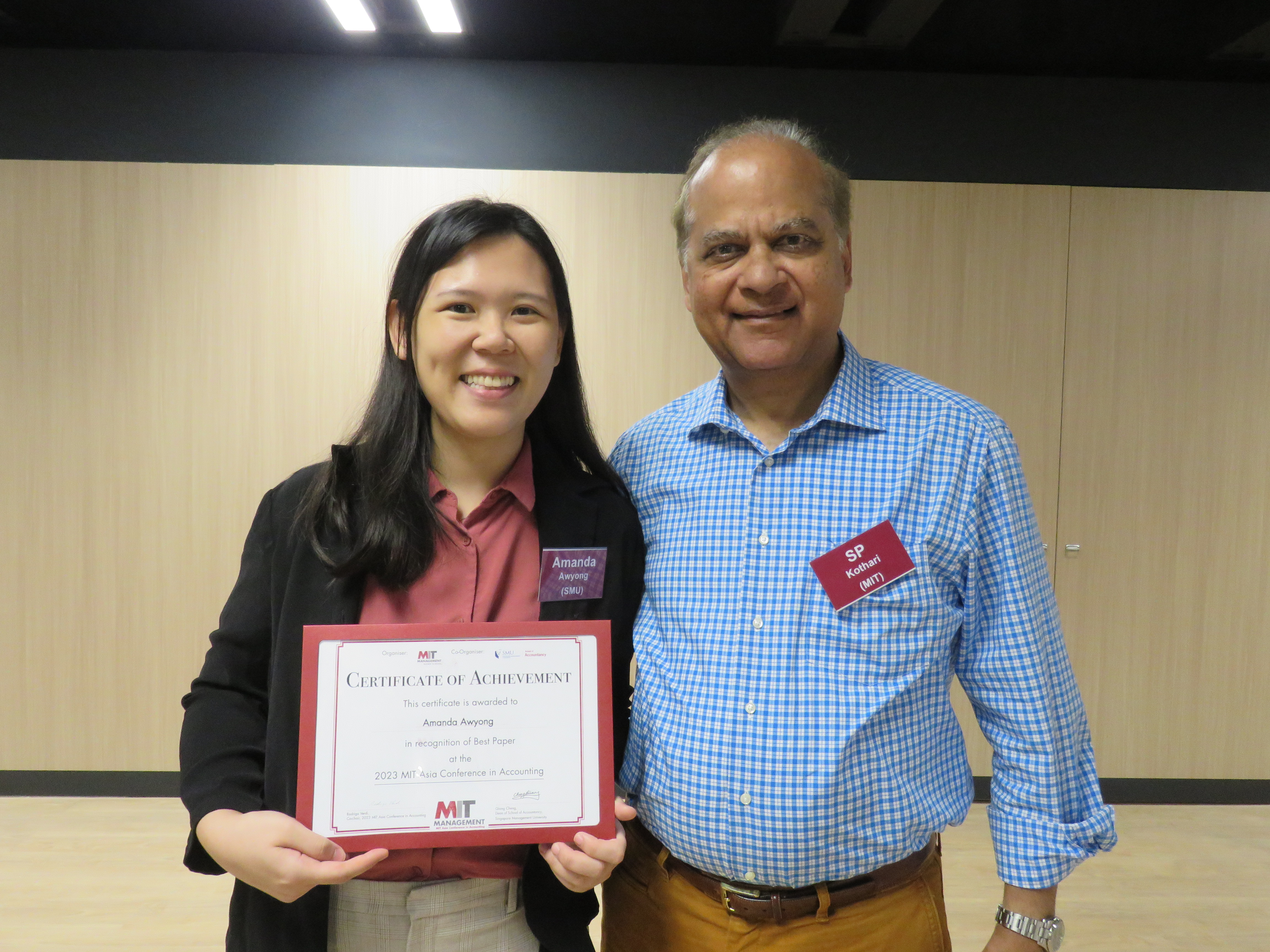 Amanda Aw receiving her Best Paper Award