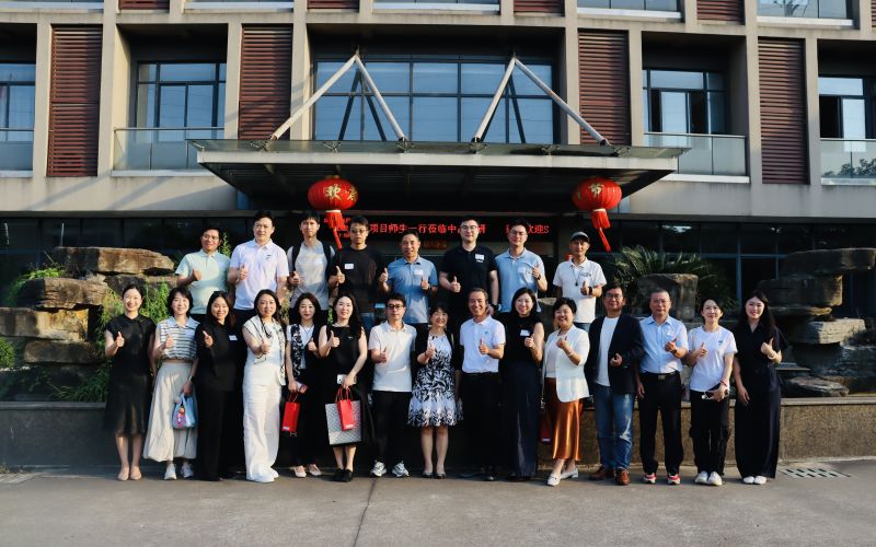 2026年5月28日，SMU-ZJU DBA企业家学者项目学术沙龙第三期顺利举行。新加坡管理大学（SMU）会计学院陈霞教授、刘菲老师带领二十余位DBA校友及在读同学走进浙江中晶科技股份有限公司，开展企业参访与学术交流活动。本次活动由SMU-ZJU DBA项目优秀毕业生、浙江中晶科技股份有限公司董事长徐一俊博士担任主讲嘉宾，以&ldquo;中晶科技创业之路与企业竞争力构建&rdquo;为主题，与师生们分享企业创业历程、经营管理经验以及DBA论文研究心得。